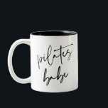 Modernes Kalligrafie-Workout-Gym Pilates Babe Zweifarbige Tasse<br><div class="desc">Niedliche Pilates Babe Tasse für Kaffee oder Tee. Kaufen Sie eines für Sie oder als Pilates Geschenk für einen Pilates Instructor oder Pilates Fan. Moderne Pilates Tasse mit modernem handgeschriebenem Kalligrafieschreiben und Ihrem Wunschnamen. Farben aller Textelemente können nach Belieben geändert werden!</div>