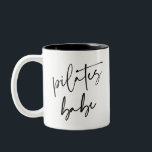 Modernes Kalligrafie-Workout-Gym Pilates Babe Zweifarbige Tasse<br><div class="desc">Niedliche Pilates Babe Tasse für Kaffee oder Tee. Kaufen Sie eines für Sie oder als Pilates Geschenk für einen Pilates Instructor oder Pilates Fan. Moderne Pilates Tasse mit modernem handgeschriebenem Kalligrafieschreiben und Ihrem Wunschnamen. Farben aller Textelemente können nach Belieben geändert werden!</div>