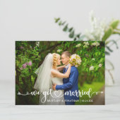 Modernes kalligraphisches Herz Wir Got Verheiratet Ankündigung (Stehend Vorderseite)