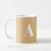 Modernes Kamelbeige-Monogramm-Anfangsbuchstaben Kaffeetasse (Links)
