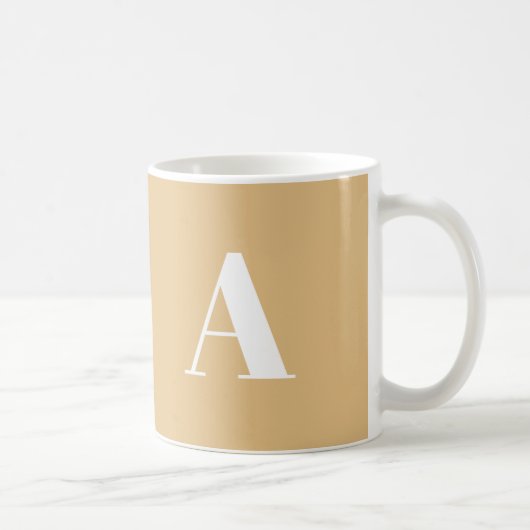 Modernes Kamelbeige-Monogramm-Anfangsbuchstaben Kaffeetasse (Rechts)