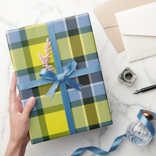 Modernes Kariertes Blaues und Gelbes Tartan-Muster Geschenkpapier (Schenken)