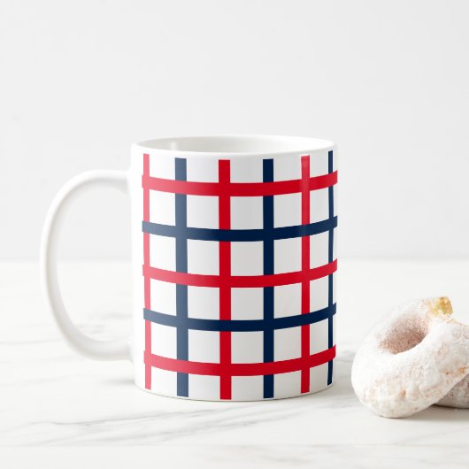 Modernes kariertes patriotisches Muster in Rot-Wei Kaffeetasse (Mit Donut)