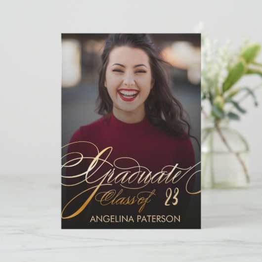 Modernes klassisches Imitat Gold Letter Graduate P Einladung (Stehend Vorderseite)