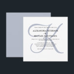Modernes klassisches Monogramm | Dusty Blue Weddin Einladung<br><div class="desc">Diese stilvollen Einladungen zur Hochzeit zeigen Ihr Monogramm in einem großen,  modernen Text in staubblau auf weißem Hintergrund. Ein schlichter,  eleganter Look für Ihre moderne Hochzeit.</div>