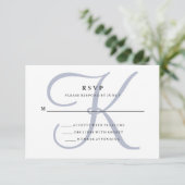 Modernes klassisches Monogramm | Dusty Blue Weddin RSVP Karte (Stehend Vorderseite)