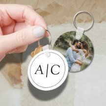 Modernes klassisches White Monogram Wedding Foto