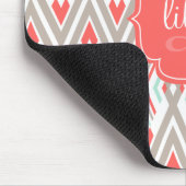 Modernes korallenrotes geometrisches Stammes- Mousepad (Ecke)