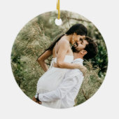 Modernes Kranz-Foto Unsere ersten Weihnachten Verh Keramik Ornament (Hinten)