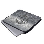 Modernes Krebszeichen im Silver Metal Stil Laptopschutzhülle (Vorne Knopf)