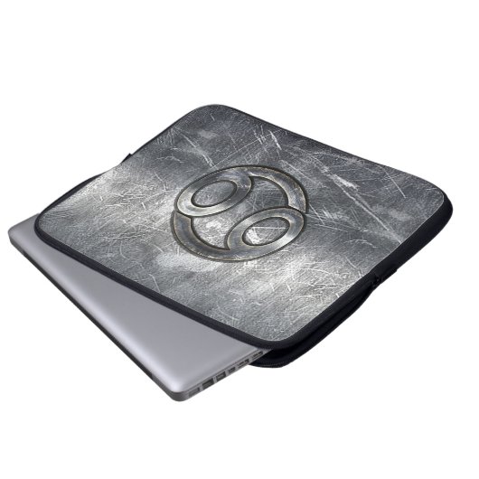Modernes Krebszeichen im Silver Metal Stil Laptopschutzhülle (Vorne Knopf)