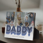 Modernes kühnes Daddy-Foto Fotoplatte<br><div class="desc">Moderne Foto-Plakette mit 3 wertvollen Familienbildern,  die Sie durch Ihren eigenen ersetzen können,  der Titel "DADDY" in einem fett blauen Schattenspender Schriftart und die Kindernamen.</div>