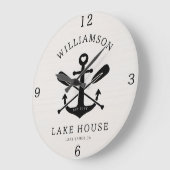 Modernes Lake House Familienname Anchor Oars Paddl Große Wanduhr (Winkel)