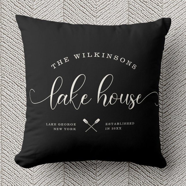 Modernes Lake House Familienname Brush Script Blac Kissen (Von Creator hochgeladen)