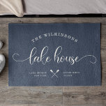Modernes Lake House Familienname Brush Script blau Fußmatte<br><div class="desc">Modernes,  schicke Pinselskript,  das LAKE HOUSE neben Ihrem Familiennamen in einem trendigen,  typografisch orientierten Design liest. Großzügige Einrichtung des Seehauses für Ihre Zuhause weg von der Zuhause. Die romantische und stilvolle blaue,  staubige Türmatte zeigt Ihnen eine süße Kanuansicht zwischen Ihrem Standort und dem etablierten Jahr sowie Ihren Familiennamen oben.</div>