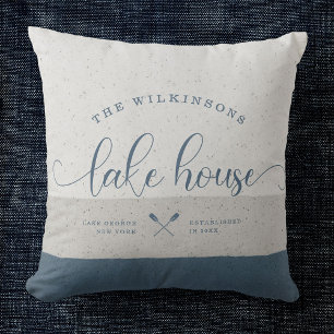 Modernes Lake House Familienname Brush Script blau Kissen