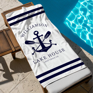 Modernes Lake House Familienname Nautic White Blue Strandtuch