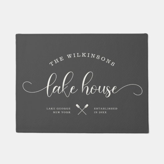 Modernes Lake House Familienname Pinselschrift Gra Fußmatte (Vorderseite)