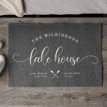 Modernes Lake House Familienname Pinselschrift Gra Fußmatte<br><div class="desc">Modernes, schicke Pinselskript, das LAKE HOUSE neben Ihrem Familiennamen in einem trendigen, typografisch orientierten Design liest. Großzügige Einrichtung des Seehauses für Ihre Zuhause weg von der Zuhause. Sowohl romantisch als auch stilvoll bietet unsere staubige graue Türmatte eine süße Kanuillustrierung zwischen Ihrem Standort und dem etablierten Jahr sowie Ihrem Familiennamen oben....</div>
