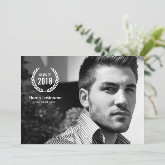 Modernes Laurel Wreath Foto Graduate Einladung (Stehend Vorderseite)