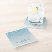 Modernes, leicht blauer Glitzer Monogram Glasuntersetzer (Schrägansicht)