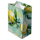 Modernes lemonblaues Blumenskript-Brautparty Mittlere Geschenktüte (Rückseite Schrägansicht)