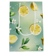 Modernes lemonblaues Blumenskript-Brautparty Mittlere Geschenktüte (Rückseite)
