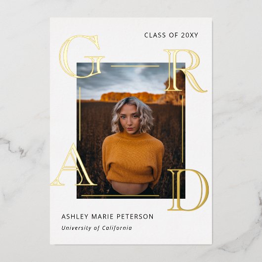 Modernes Letters Grad Gold Foto Abschluss Folieneinladung (Vorderseite)