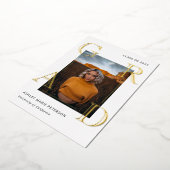 Modernes Letters Grad Gold Foto Abschluss Folieneinladung (Gedreht)