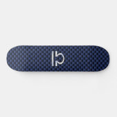 Modernes Libra-Zeichen auf Navy Blue Carbon Fibre Skateboard (Horizontal)
