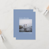 Modernes Liebe & Dank Dusty Blue Foto Karte (Vorderseite/Rückseite Beispiel)