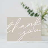 Modernes Light Taupe Brown Calligraphy Wedding Fot Dankeskarte (Stehend Vorderseite)
