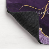 Modernes Lila Agate Gold Glitzer Script Monogram Mousepad (Ecke)