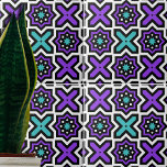 Modernes Lila Aquamarines geometrisches Muster Fliese<br><div class="desc">Diese dekorative Keramik Kachel ist ein atemberaubendes Kunstwerk, das jedem Zimmer eine Touch Eleganz verleiht. Das geometrische Muster, bestehend aus einem Gitter aus schwarzen Linien mit lila X’s und blauen achtspitzen Sternen, erzeugt einen faszinierenden Effekt, der das Auge zeichne. Die Kombination aus lila und blauen Formen verleiht dem Design einen...</div>