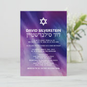 Modernes Lila Blue Star David Bar Mitzvah Hebrew Einladung (Stehend Vorderseite)