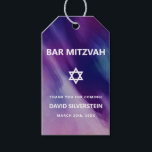 Modernes Lila Blue Star David Bar Mitzvah Hebrew Geschenkanhänger<br><div class="desc">Schöne religiöse jüdische Bar Mitzvah bevorzugen Tags. Modernes und dennoch elegantes Aquarelldesign in marineblau-lila Farben. White Star von David in mittleren modernen Drehbüchern. 'Wird an die TORAH als Bar Mitzvah gerufen'. Präfekt für den 13-jährigen Sohn, Junge. Einfach zu bearbeiten - einfach Ihre Informationen / Text hinzufügen.hebräischer Name und Kartenrückseite hat...</div>