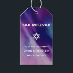 Modernes Lila Blue Star David Bar Mitzvah Hebrew Geschenkanhänger<br><div class="desc">Schöne religiöse jüdische Bar Mitzvah bevorzugen Tags. Modernes und dennoch elegantes Aquarelldesign in marineblau-lila Farben. White Star von David in mittleren modernen Drehbüchern. 'Wird an die TORAH als Bar Mitzvah gerufen'. Präfekt für den 13-jährigen Sohn, Junge. Einfach zu bearbeiten - einfach Ihre Informationen / Text hinzufügen.hebräischer Name und Kartenrückseite hat...</div>