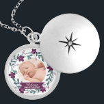 Modernes Lila Foto für Blumenzauber Medaillon<br><div class="desc">Dekorativer,  moderner Blumenkranz umrahmt Ihr eigenes Foto-Upload,  um einen hübschen Babykeepake personalisiert mit Babyname zu erstellen.</div>