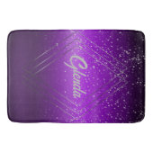 Modernes, Lila gebürstetes Metall mit Silver Monog Badematte (Vorderseite)