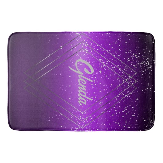 Modernes, Lila gebürstetes Metall mit Silver Monog Badematte (Vorderseite)