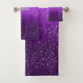 Modernes, Lila gebürstetes Metall mit Silver Monog Badhandtuch Set (Insitu)