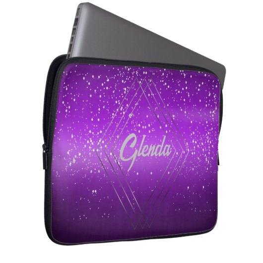 Modernes, Lila gebürstetes Metall mit Silver Monog Laptopschutzhülle (Vorne Rechts)
