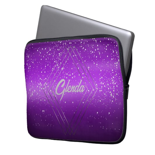 Modernes, Lila gebürstetes Metall mit Silver Monog Laptopschutzhülle (Vorderseite Links)