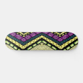 Modernes Lila-gelbes Tribal-Muster Skateboard (Horizontal)
