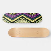Modernes Lila-gelbes Tribal-Muster Skateboard (Horizontal)
