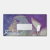 Modernes Lila Green & Gold-Marmor-Swirl-Monogramm Schreibtischunterlage (Tastatur & Maus)
