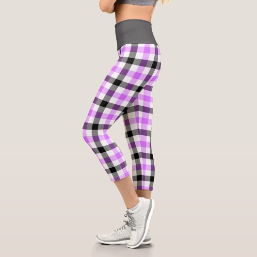 Modernes Lila Kariertes Tartan-Muster Capri Leggings (Links)