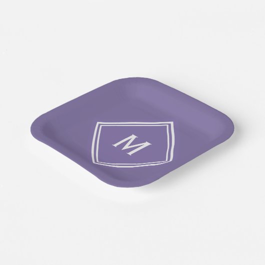 Modernes Lila Monogramm Pappteller (Gewinkelt)