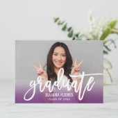 Modernes Lila Script Graduate Foto Einladung (Stehend Vorderseite)