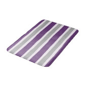 Modernes lila und graues Streifen-Muster Badematte (Schrägansicht)